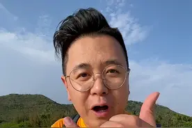一顿饭吃120000，大logo被点名后，蹲路边吃20元的面，照样有人看图片