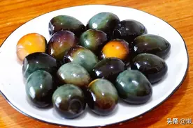鹌鹑蛋也能做皮蛋，剥掉蛋壳，加上剁椒，淋上热油，简单美味图片
