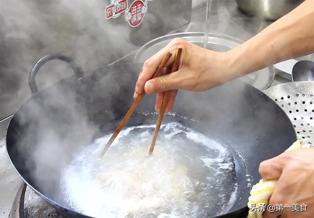 大厨做正宗豫菜“河南条子肉”，出锅飘香四溢，肥而不腻又入味