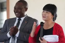 清华才女王丽红，不顾反对嫁给非洲酋长的儿子，再见时已认不出来图片