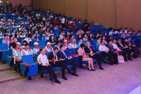艺术家陶慧敏与温肯学子同台献艺，献礼建党百年，歌唱红十字图片