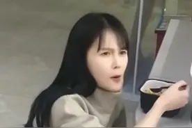 赵本山女儿球球蹲地上吃饭，努力不怕吃苦被网友称赞：比她哥强图片