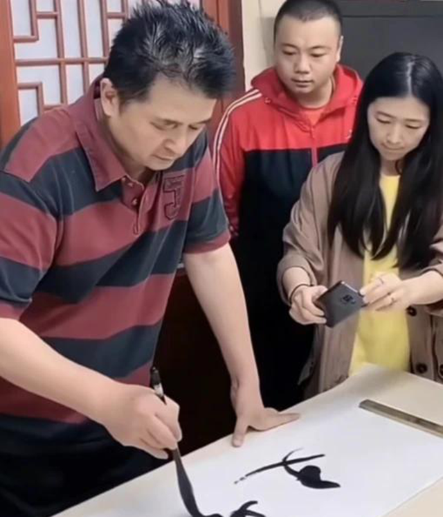 毕福剑隐退多年再出镜，当年光鲜全然不再，现身小饭馆为友人题字