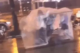 别人摆摊vs我摆摊，这差距太心酸！都市白领终究是放下了所有的身段……图片