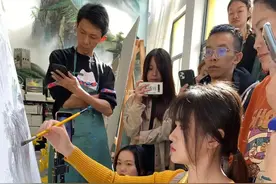 蚌埠26岁姑娘靠“批腻子”吸粉800多万，被人民日报“点名”图片