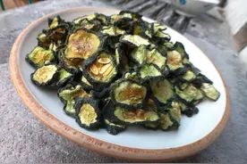 晒黄瓜干，要不要焯水？70岁的妈妈这样做，1天晒干，又脆又香图片