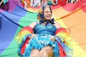 95岁英国女王的疯狂时刻，伊丽莎白·梦露登场，笑翻全场图片