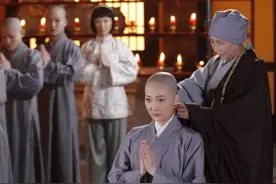 书生借住尼姑庵，出来后骨瘦如柴，皇帝下令：将尼姑按猪肉价卖掉图片