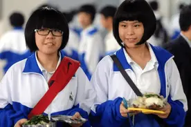 中考现场，10名考生“从头睡到尾”，监考老师看不下去了图片