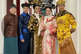46岁曹颖穿清宫装，眼皮凹陷太显老，网友：怎么有点像蔡明？图片