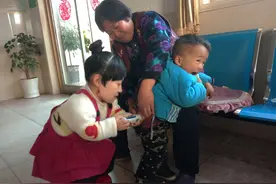 儿子遗传侏儒症，袖珍母借钱为儿打增高针：不想他和我一样被嘲笑图片