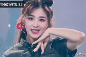 小姐姐营业啦，一首大碗宽面实在惊艳，张含韵的声音也太干净了图片