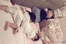 婆婆偷偷拍下夫妻俩睡觉的照片，让网友觉得孩子是意外图片