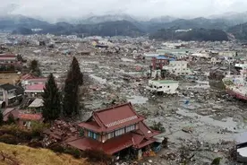 十年前日本9.1级大地震，引起20多米海啸，造成数万人死亡图片