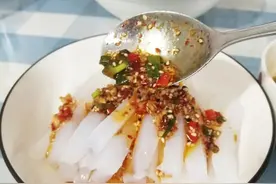 夏天凉粉吃起来，如何做才Q弹爽滑，配上万能的调味汁那才叫好图片