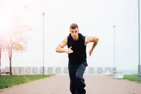 每天坚持跑步的人，每天喝二两酒，健康状况如何变化图片