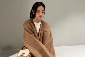 欧阳娜娜私服更新，卡其针织外套内搭白T，高马尾增添活力范儿图片