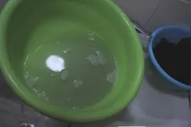 买回家的新衣服，一洗就褪色，怎么处理能固色？图片