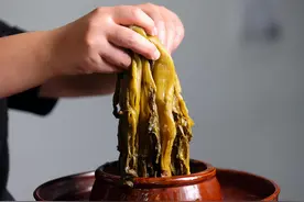腌酸菜时，起白沫还能吃吗？东北大娘：加1样，快速去沫，更酸香图片