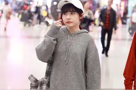 赖美云穿灰色卫衣保暖又个性，搭宽松纯色裤子休闲舒适图片