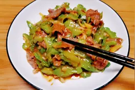 你知道苦瓜怎么做不苦还好吃吗？我来告诉你，简单又美味，零失败图片