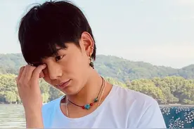 丁真首登官方综艺！换上白T恤差点认不出，罕见清爽一回更帅了图片