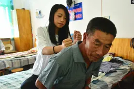 农村未婚爸爸捡回刚出生女弃婴，靠卖柴养大，如今看女儿怎样对他图片