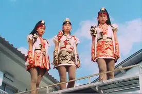 三个女孩变成巨人和奥特曼一起打怪兽，男孩却偷偷用照相机拍裙底图片