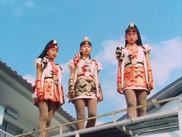 奥特曼打怪兽女生（三个女孩变成巨人和奥特曼一起打怪兽）