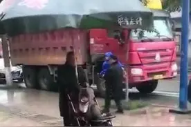 “硬核爷爷”雨天带娃散步，遭路人围观，网友：无死角遮雨图片