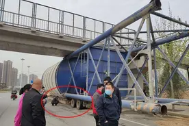 郑州一大货车超高“卡死”在天桥下 目击者：差点把天桥拉倒了图片