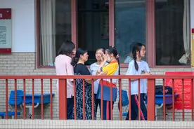高三毕业最后一幕：同学们合影、校服上签名、深情拥抱流泪告别图片