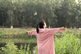 女博士嫁给只有初中文凭的货车司机，婚后一天深夜被扒光殴打图片