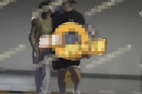 艾福杰尼恋情曝光！现身停车场行为亲密，随后开5万电动车遛狗图片