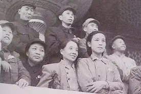 披露：开国大典中天安门城楼上的女便衣们图片
