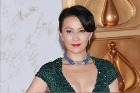 刘嘉玲越老越招摇，穿深V领亮片裙秀“饱满身材”，曲线让人心动图片