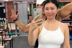 42岁健身大妈恋上25岁小伙，不顾公婆反对生下龙凤胎，现状如何图片