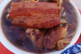 濮阳有名的大锅菜，馒头咸菜随便吃，10元一碗五花肉给得特别多图片