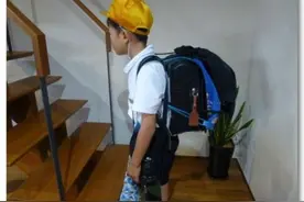 家长要不要帮孩子背书包？专家：没有背“残”的，只有爱“残”的图片