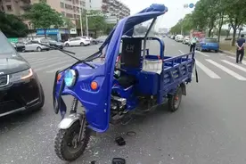夫妻驾驶三轮摩托撞上“路虎”，谁的责任？图片