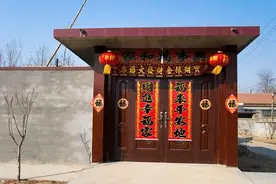 农村的家门修得很大，真的合适吗？古人讲“门大家小，麻烦不少”图片