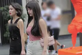 微胖丰满身材，粉色穿搭，可爱贵妇捕获“小奶狗”图片