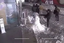 天津4名小伙用脚踹雪人，结果被雪人“反杀”，雪人：我出了反甲图片