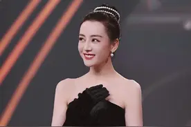 迪丽热巴容貌大变样，不仔细看还以为是张天爱，有人怀疑其整容了图片