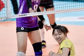 咋回事？女排国手回联赛身高缩水，有人相差6厘米，张常宁尴尬了图片