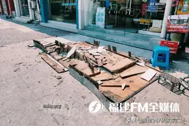 惊险！福州一家童装店招牌突然砸落，路人惊魂未定图片
