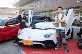 林峯忙拍戏，娇妻张馨月与梁烈唯合伙开豪车店，提三万元包仍被嘲图片
