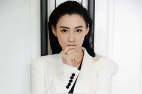 张柏芝换发型变“央视脸”，梳大背头穿西装，扶手摆Pose翘臀抢镜图片