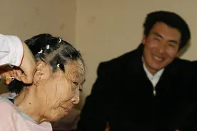 夫妻相差32岁，别歧视“老少恋”，但高龄产子无法回避图片
