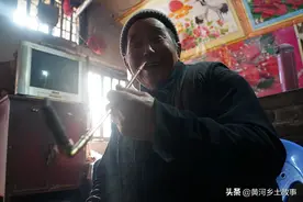 85岁神仙爷爷，住洞阁抽旱烟喝烧酒60多年，看活成啥样图片